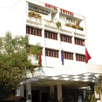 https://imgcld.yatra.com/ytimages/image/upload/t_hotel_yatra_city_desktop/v1464465884/Domestic Hotels/Hotels_Vadodara/Hotel Yuvraj/HO_maQ6DB.jpg